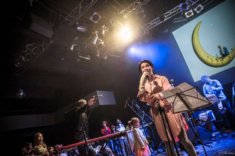 Planety spojily děti a dospělé v pražském Lucerna Music Baru