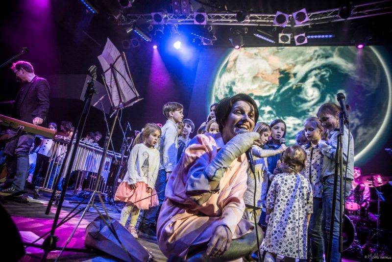 Planety spojily děti a dospělé v pražském Lucerna Music Baru