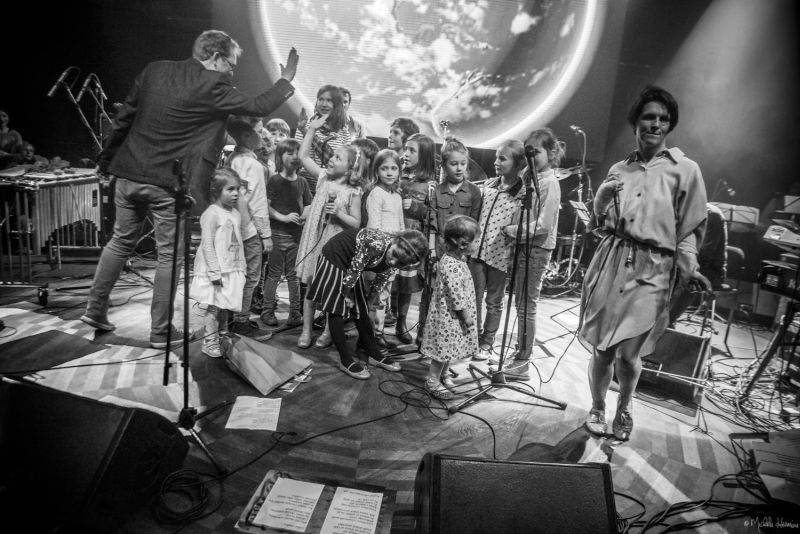 Planety spojily děti a dospělé v pražském Lucerna Music Baru