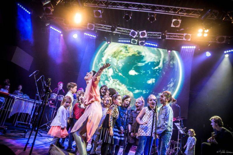 Planety spojily děti a dospělé v pražském Lucerna Music Baru
