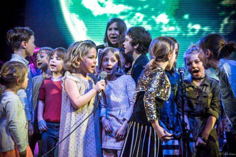 Planety spojily děti a dospělé v pražském Lucerna Music Baru