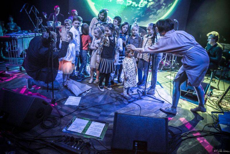 Planety spojily děti a dospělé v pražském Lucerna Music Baru