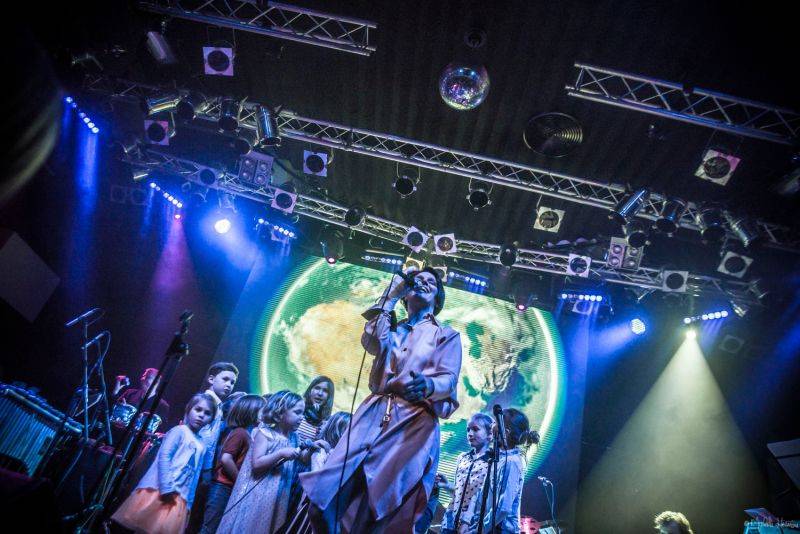 Planety spojily děti a dospělé v pražském Lucerna Music Baru