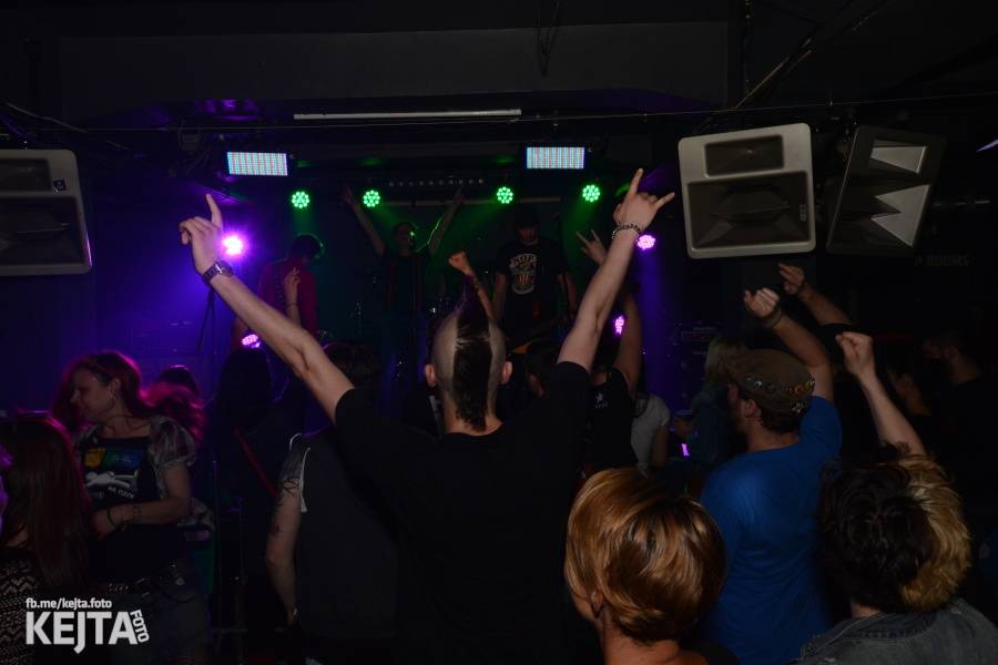 Punkový mejdan ve Stormu: E!E oslavili 30 let, dorazili i Nežfaleš a The Fialky