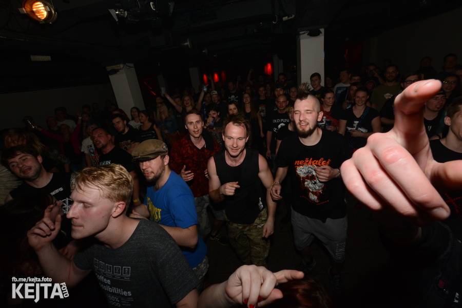 Punkový mejdan ve Stormu: E!E oslavili 30 let, dorazili i Nežfaleš a The Fialky
