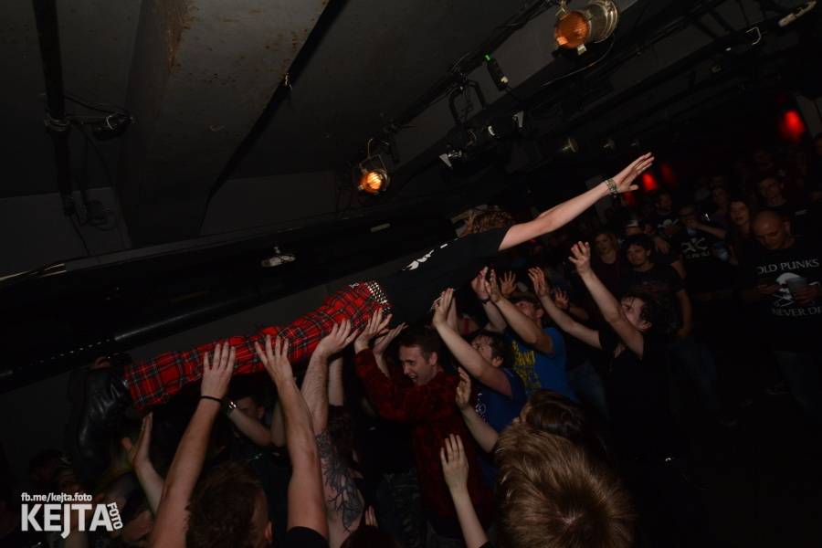 Punkový mejdan ve Stormu: E!E oslavili 30 let, dorazili i Nežfaleš a The Fialky