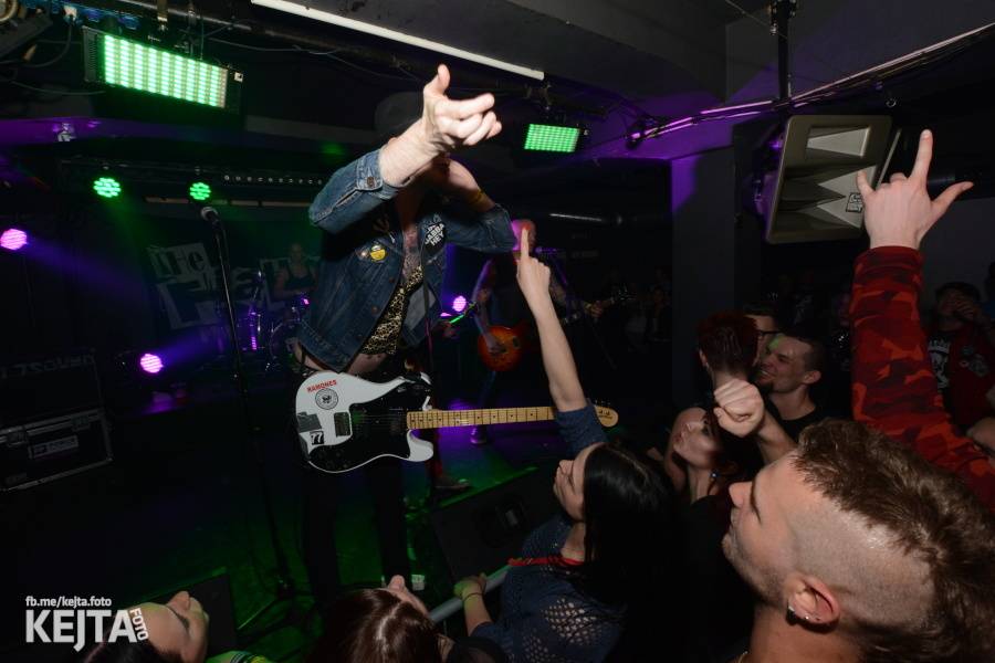 Punkový mejdan ve Stormu: E!E oslavili 30 let, dorazili i Nežfaleš a The Fialky