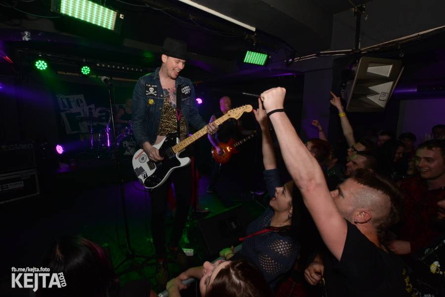 Punkový mejdan ve Stormu: E!E oslavili 30 let, dorazili i Nežfaleš a The Fialky