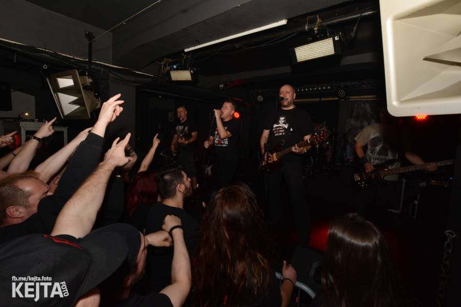 Punkový mejdan ve Stormu: E!E oslavili 30 let, dorazili i Nežfaleš a The Fialky