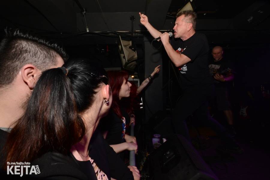 Punkový mejdan ve Stormu: E!E oslavili 30 let, dorazili i Nežfaleš a The Fialky