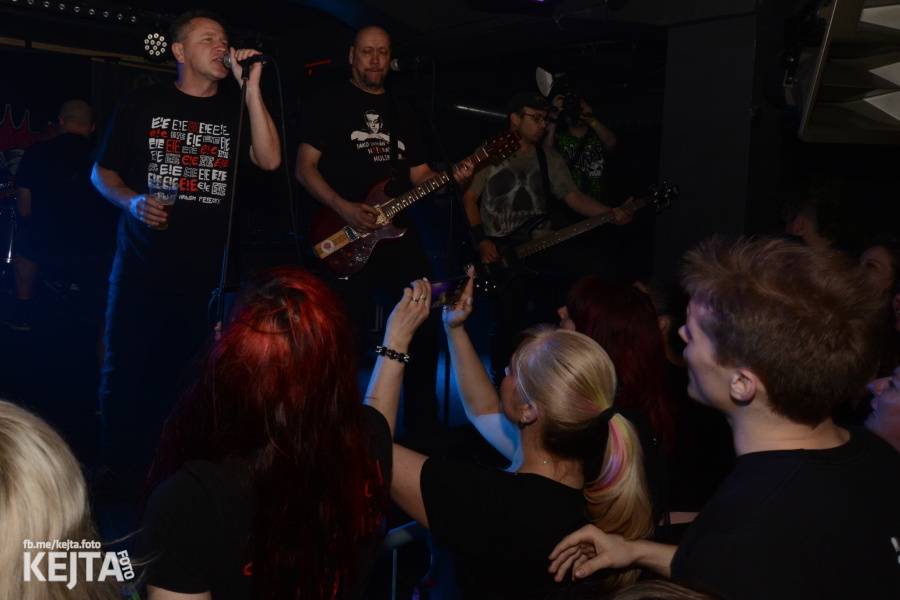 Punkový mejdan ve Stormu: E!E oslavili 30 let, dorazili i Nežfaleš a The Fialky