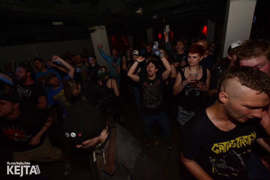 Punkový mejdan ve Stormu: E!E oslavili 30 let, dorazili i Nežfaleš a The Fialky