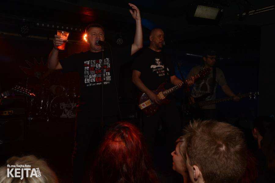 Punkový mejdan ve Stormu: E!E oslavili 30 let, dorazili i Nežfaleš a The Fialky