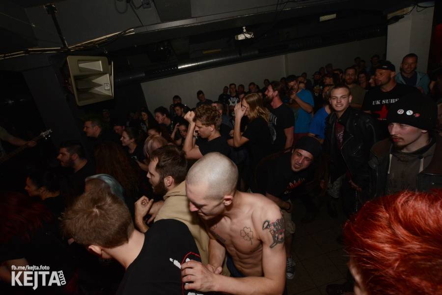 Punkový mejdan ve Stormu: E!E oslavili 30 let, dorazili i Nežfaleš a The Fialky