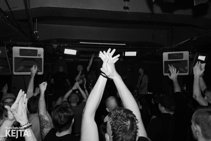 Punkový mejdan ve Stormu: E!E oslavili 30 let, dorazili i Nežfaleš a The Fialky