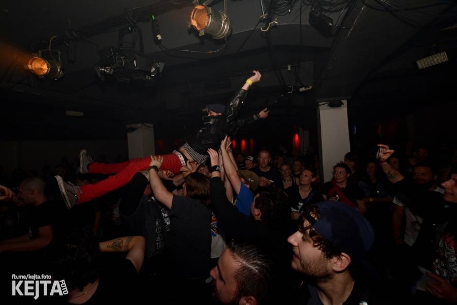 Punkový mejdan ve Stormu: E!E oslavili 30 let, dorazili i Nežfaleš a The Fialky