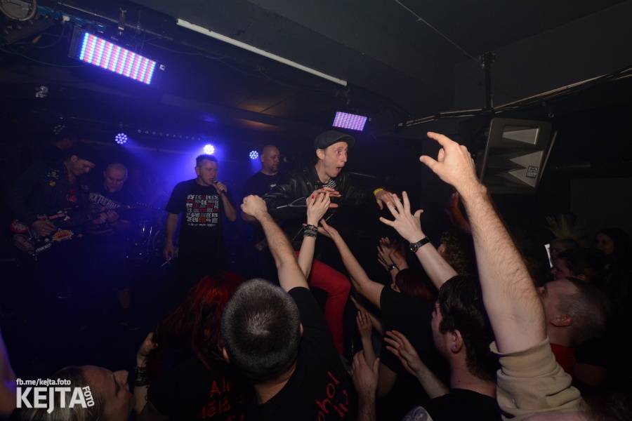Punkový mejdan ve Stormu: E!E oslavili 30 let, dorazili i Nežfaleš a The Fialky