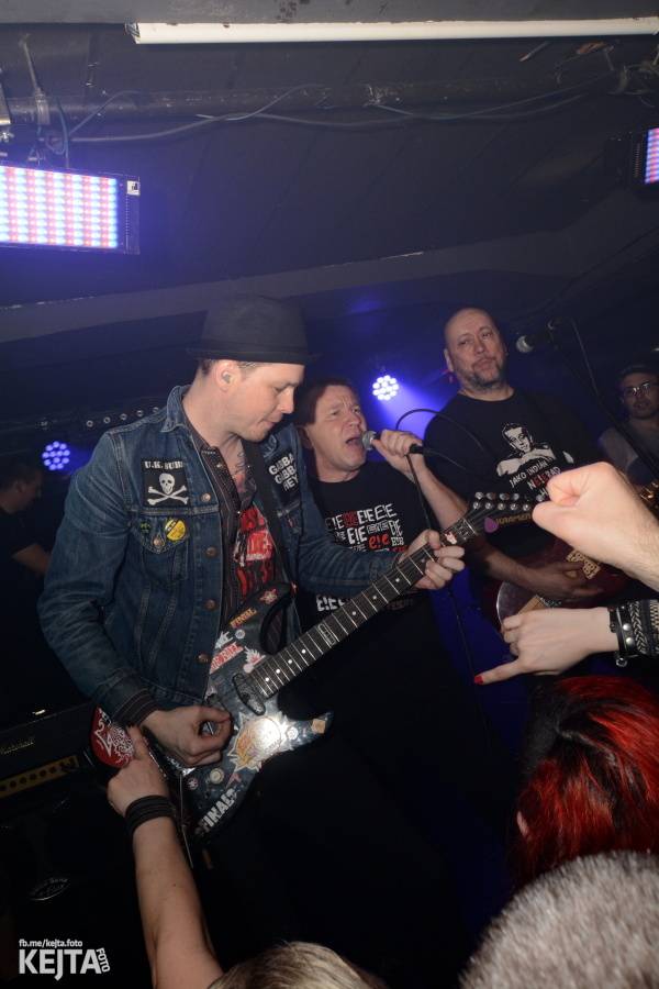 Punkový mejdan ve Stormu: E!E oslavili 30 let, dorazili i Nežfaleš a The Fialky
