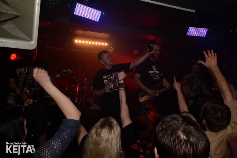 Punkový mejdan ve Stormu: E!E oslavili 30 let, dorazili i Nežfaleš a The Fialky