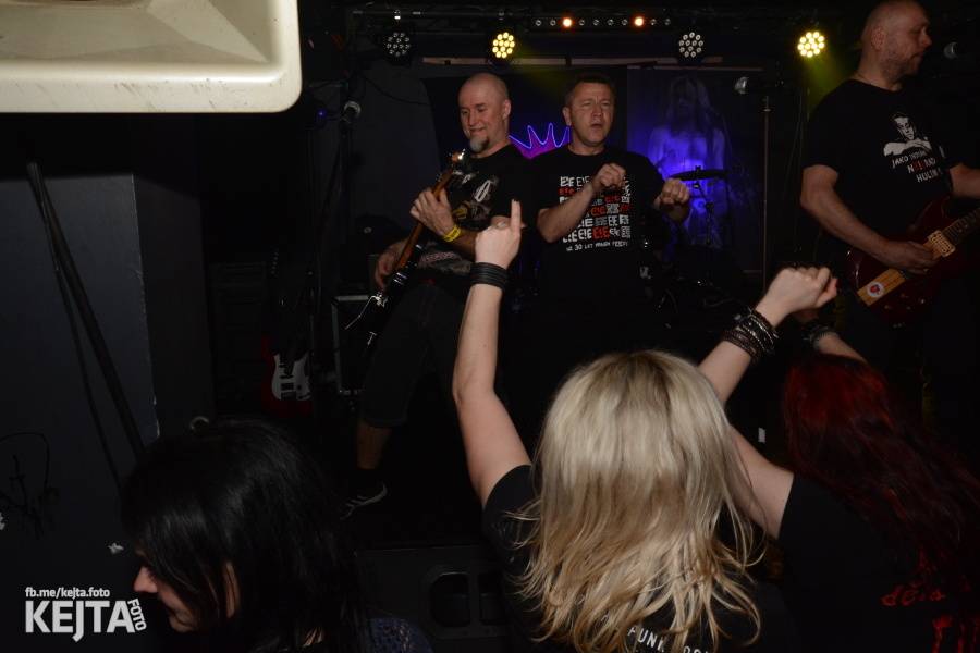 Punkový mejdan ve Stormu: E!E oslavili 30 let, dorazili i Nežfaleš a The Fialky