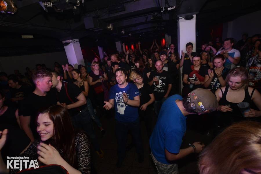 Punkový mejdan ve Stormu: E!E oslavili 30 let, dorazili i Nežfaleš a The Fialky