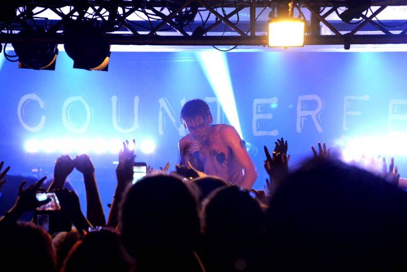 V natřískaném Rock Café udeřily vycházející hvězdy Counterfeit