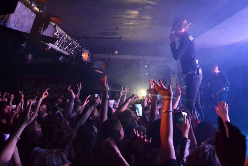 V natřískaném Rock Café udeřily vycházející hvězdy Counterfeit