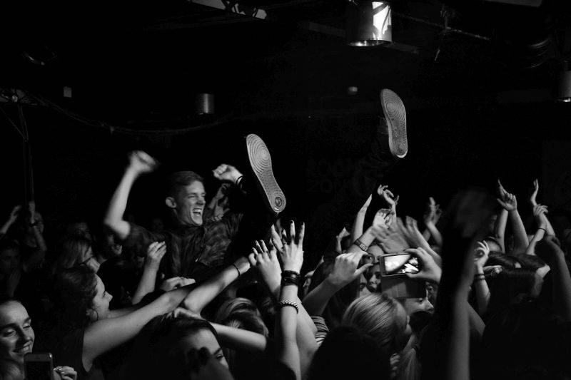 V natřískaném Rock Café udeřily vycházející hvězdy Counterfeit