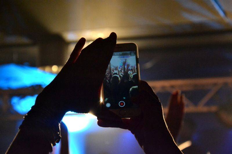 V natřískaném Rock Café udeřily vycházející hvězdy Counterfeit