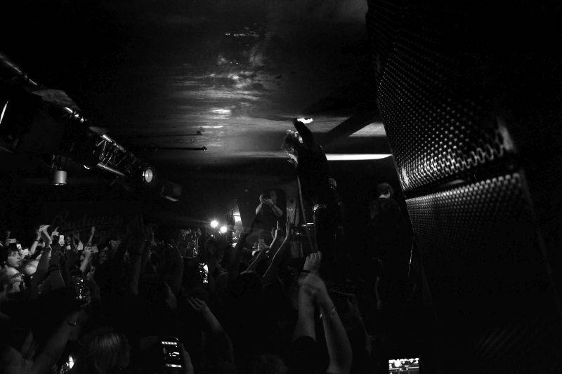 V natřískaném Rock Café udeřily vycházející hvězdy Counterfeit