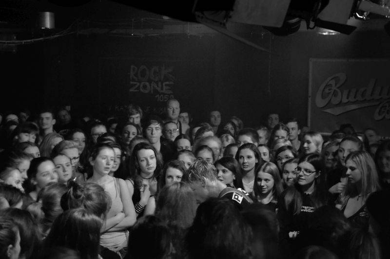 V natřískaném Rock Café udeřily vycházející hvězdy Counterfeit