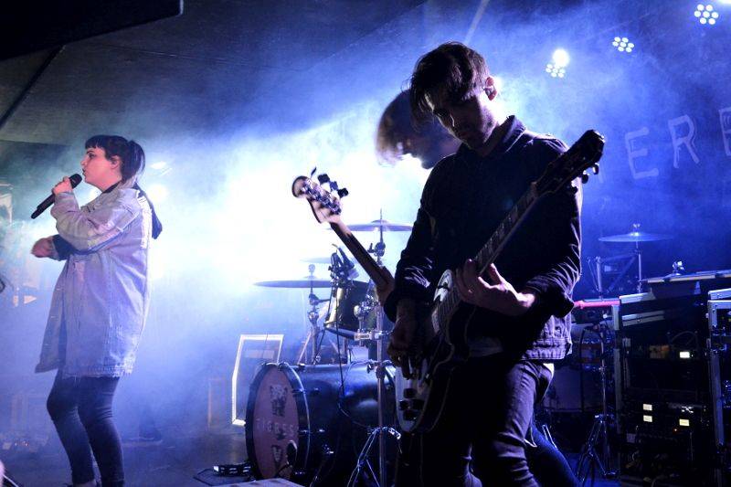 V natřískaném Rock Café udeřily vycházející hvězdy Counterfeit