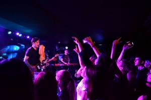 Deaf Havana v Praze: V Rock Café se před deštěm schovali příznivci řízných kytar