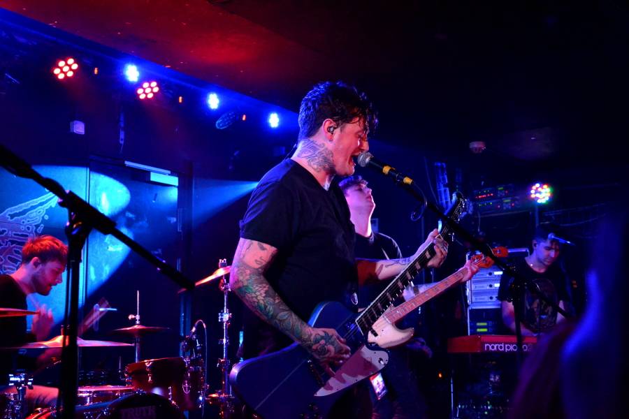 Deaf Havana v Praze: V Rock Café se před deštěm schovali příznivci řízných kytar