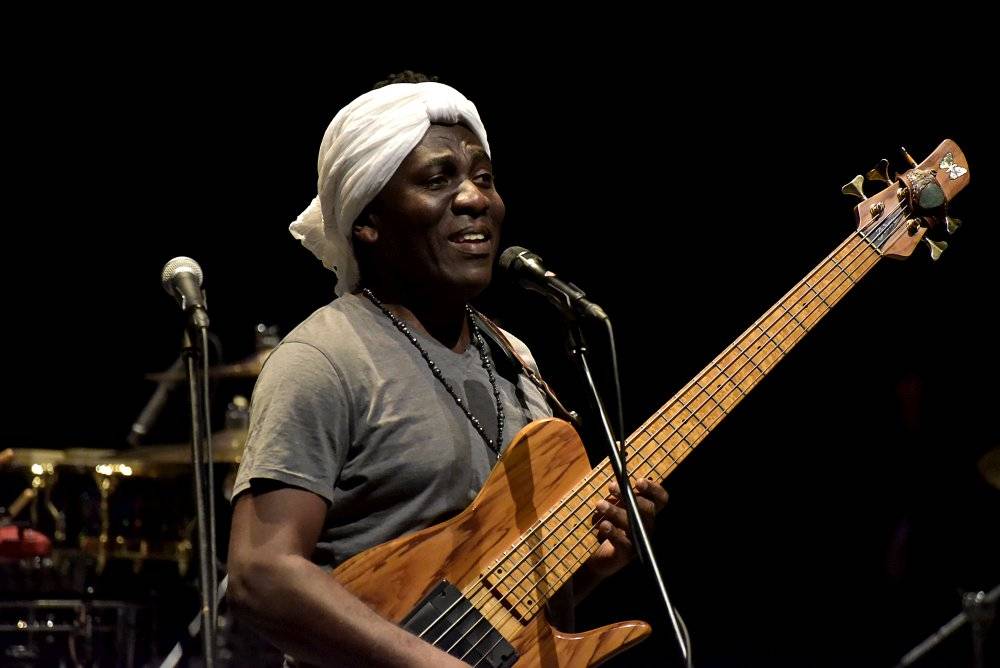 Kamerunský hudebník Richard Bona, přezdívaný 