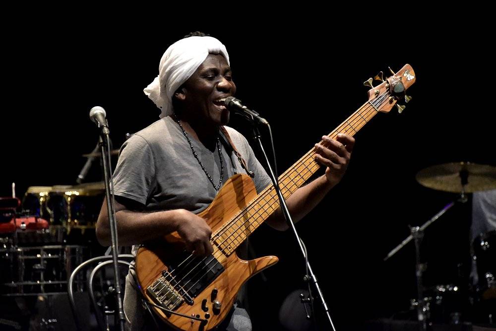 Kamerunský hudebník Richard Bona, přezdívaný 