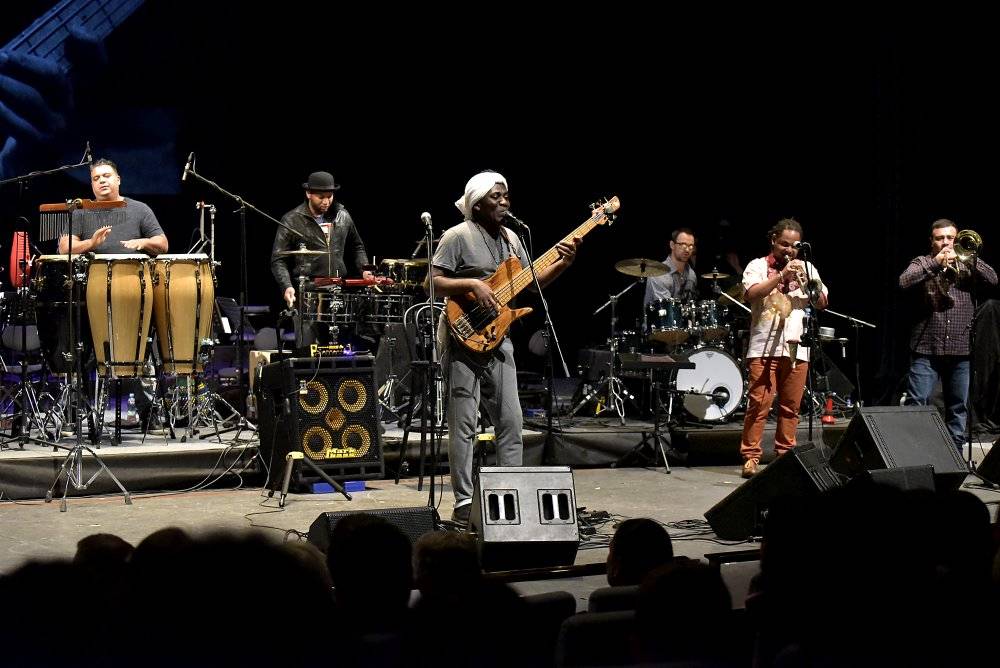 Kamerunský hudebník Richard Bona, přezdívaný 