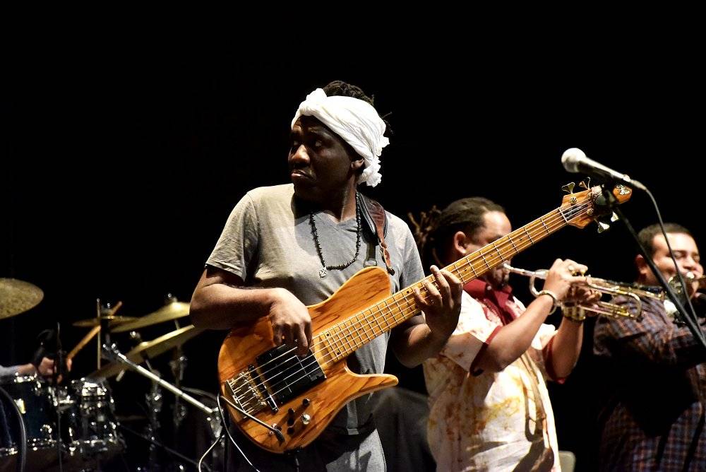 Kamerunský hudebník Richard Bona, přezdívaný 