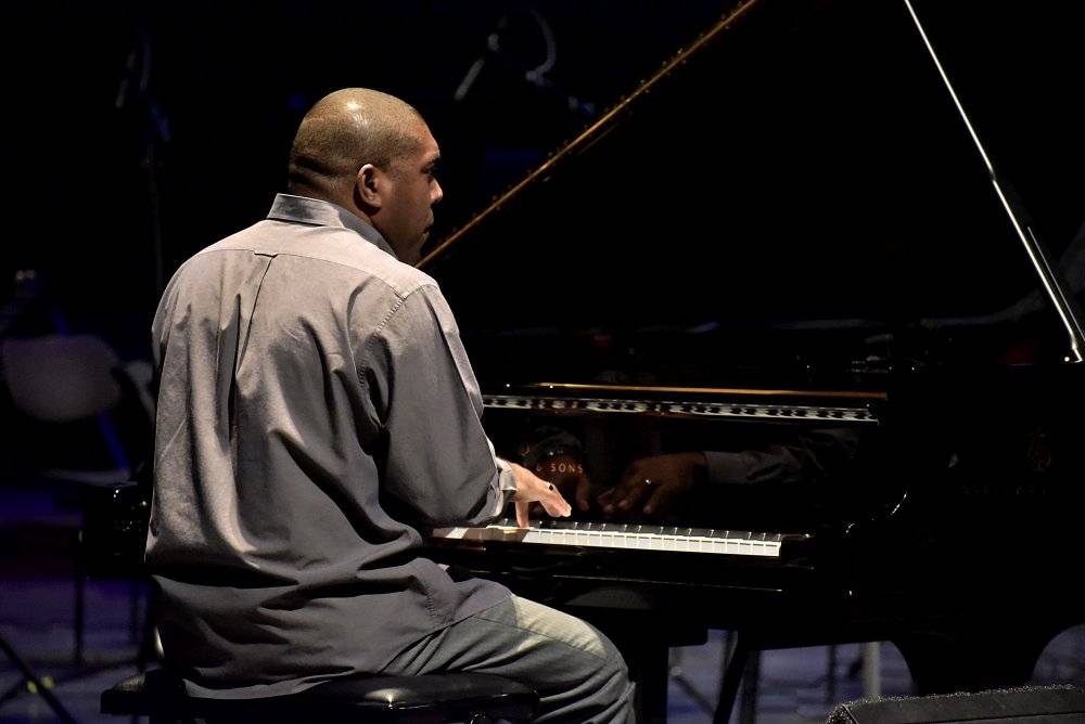 Kamerunský hudebník Richard Bona, přezdívaný 