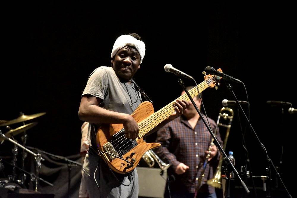 Kamerunský hudebník Richard Bona, přezdívaný 