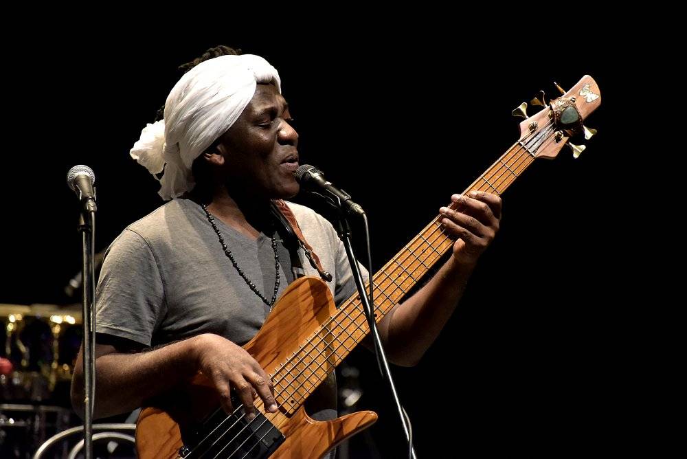 Kamerunský hudebník Richard Bona, přezdívaný 