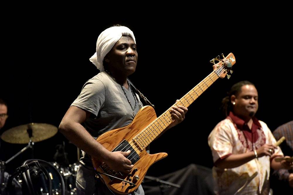Kamerunský hudebník Richard Bona, přezdívaný 