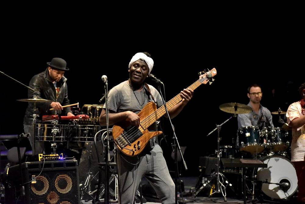 Kamerunský hudebník Richard Bona, přezdívaný 