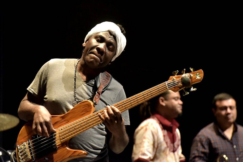 Kamerunský hudebník Richard Bona, přezdívaný 