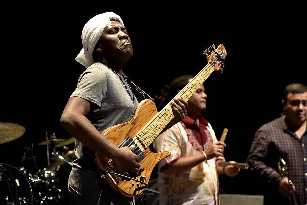 Kamerunský hudebník Richard Bona, přezdívaný 