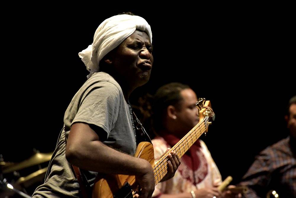 Kamerunský hudebník Richard Bona, přezdívaný 