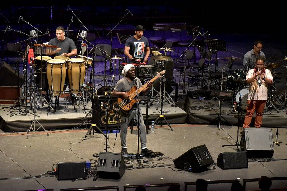 Kamerunský hudebník Richard Bona, přezdívaný 