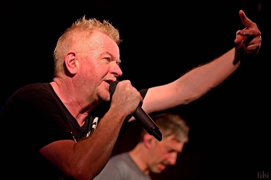 Mňága a Žďorp vypustila v Českých Budějovicích Třínohého psa