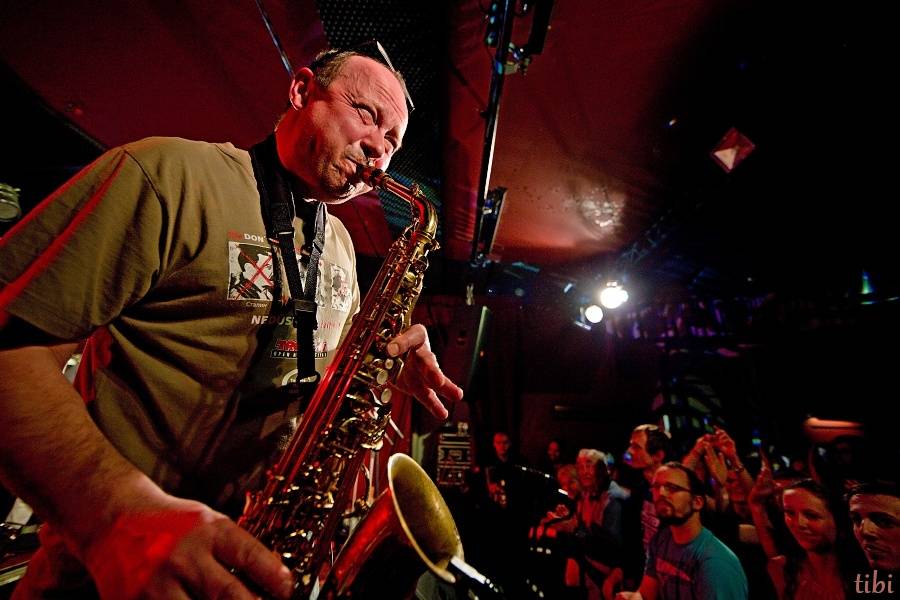 Mňága a Žďorp vypustila v Českých Budějovicích Třínohého psa