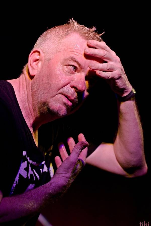 Mňága a Žďorp vypustila v Českých Budějovicích Třínohého psa